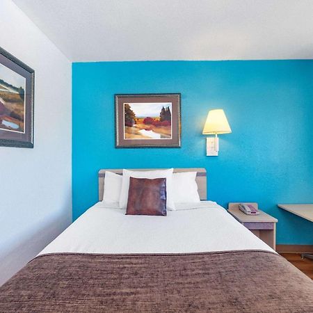 Travelodge By Wyndham Майлс Сити Екстериор снимка